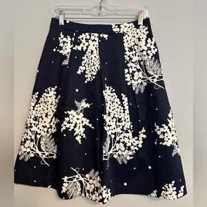 Boden Navy and White Floral Women's Skirt - size 6P